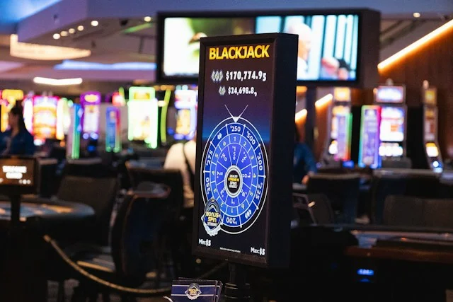 Casino-inspired event concept with a floral focal point and warm lighting
